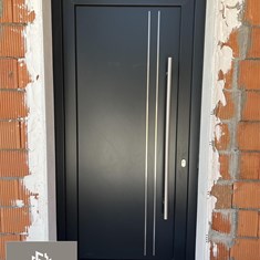 Colocación de puerta de entrada a vivienda unifamiliar
