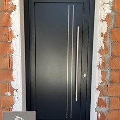 Colocación de puerta de entrada a vivienda unifamiliar