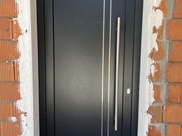 Colocación de puerta de entrada a vivienda unifamiliar